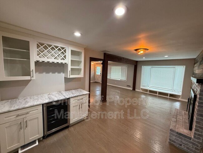 Building Photo - 102 E 96th St