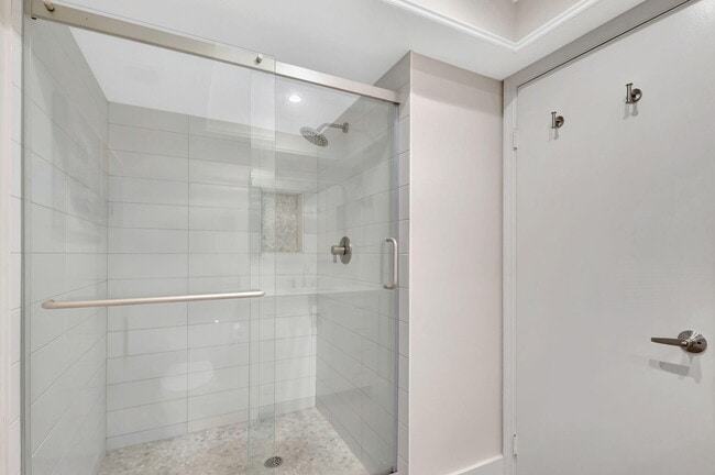 Building Photo - 438 Brackenwood Ln S