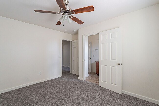 Building Photo - Large 3 bedroom 3 bathroom townhomes