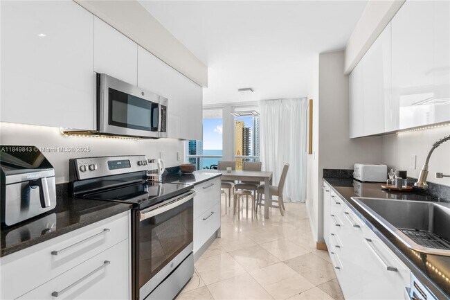 Building Photo - 16500 Collins Ave