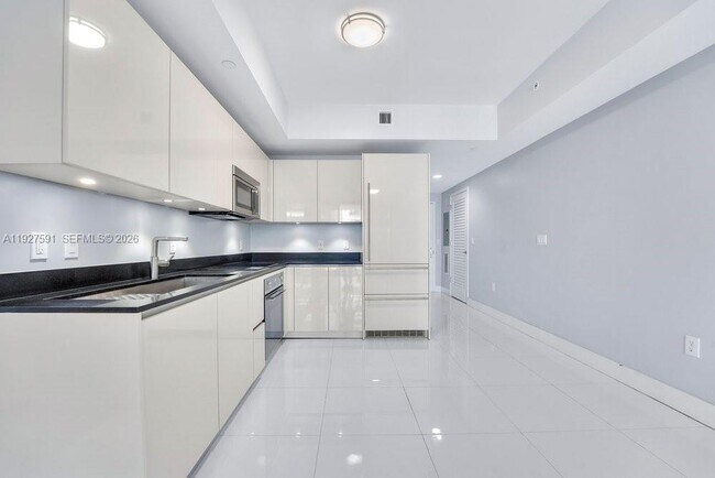 Building Photo - 1010 Brickell Ave