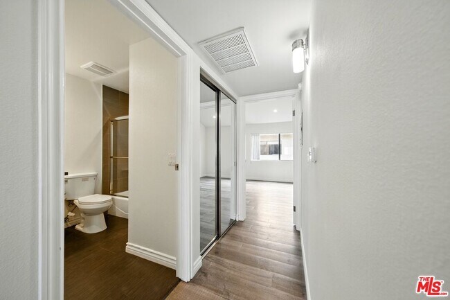 Building Photo - 6212 Fulton Ave