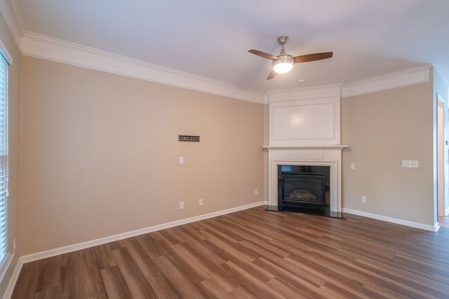 Building Photo - Gorgeous Townhome in the Heart of Fort Mil...