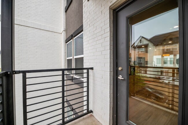 Building Photo - 3-Story 3 Bedroom, 3.5 bath Townhouse in a great community with easy access to PGBT and DNT