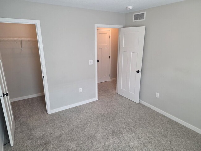Building Photo - 5555 S Prairie View Dr