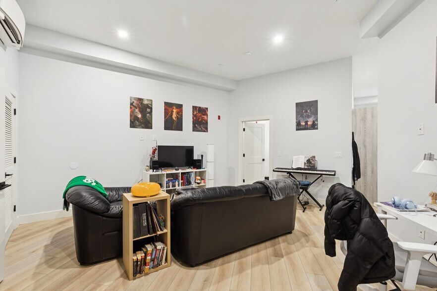 Building Photo - 3849 Lancaster Ave