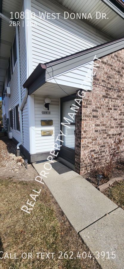 Building Photo - Two Bedroom Upper Condo w/ Utilities Included