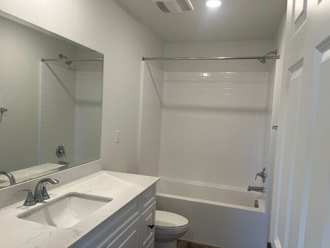 Building Photo - Lake Elsinore 5 Bedroom