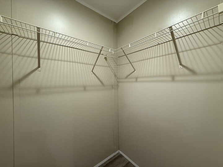 Building Photo - 118 E Semands St