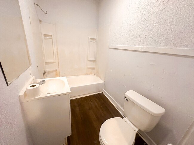 Building Photo - 136 W 37th St