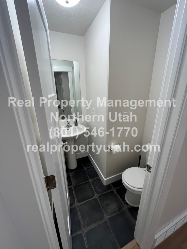 Building Photo - 3 Bedroom 2.5 Baths End Unit Townhome Avai...