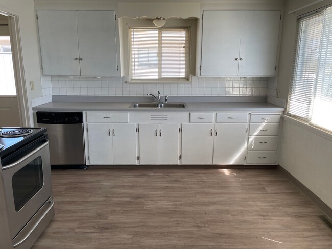 Building Photo - Lakefront Duplex!
