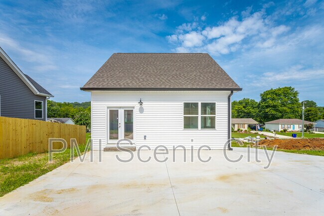 Building Photo - 2631 Rogers Dr SE