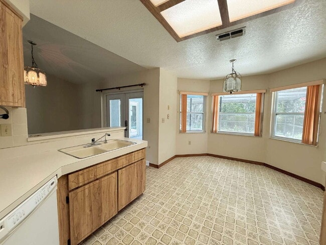 Building Photo - "Charming 3-Bed, 2-Bath Oasis in Spring Hi...