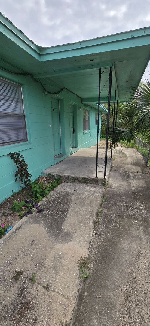 Building Photo - SPACIOUS 2 BEDROOM 1 BATH DUPLEX LOCATED I...