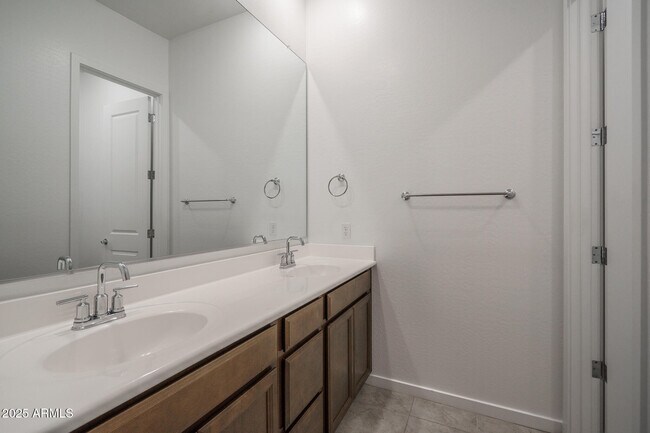 Building Photo - 14084 W Desert Flower Dr