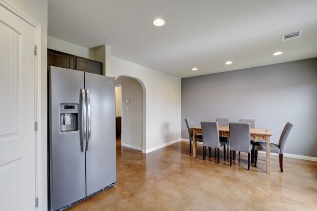 Building Photo - 4616 Inicio Ln