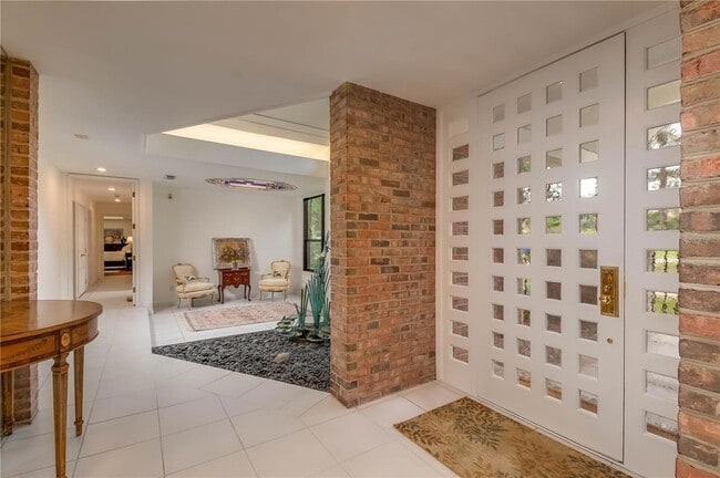 Building Photo - 5951 SW 21st Avenue Rd