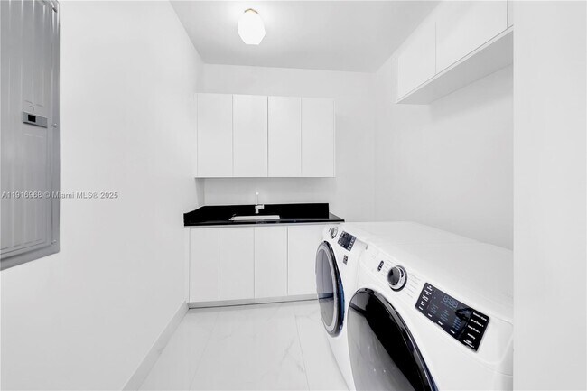 Building Photo - 34 SW 26th Rd