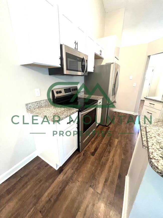 Building Photo - WINTER IS COMING! REDUCED RENT - $1799