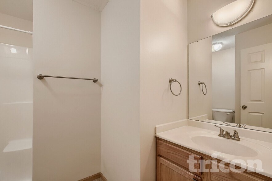 Building Photo - 7010 S Park Dr