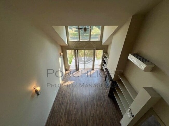 Building Photo - 2200 Greenview Cir
