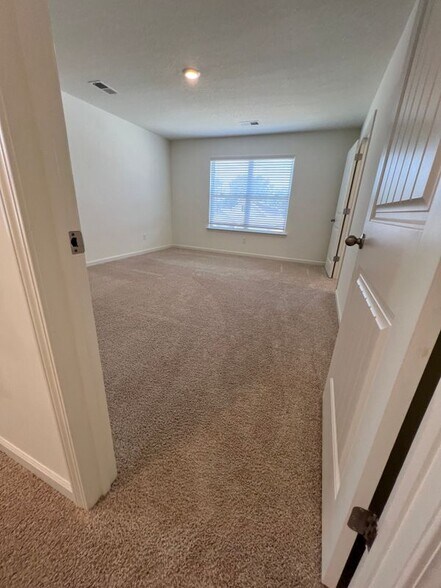 Building Photo - 2427 Hyacinth Ln
