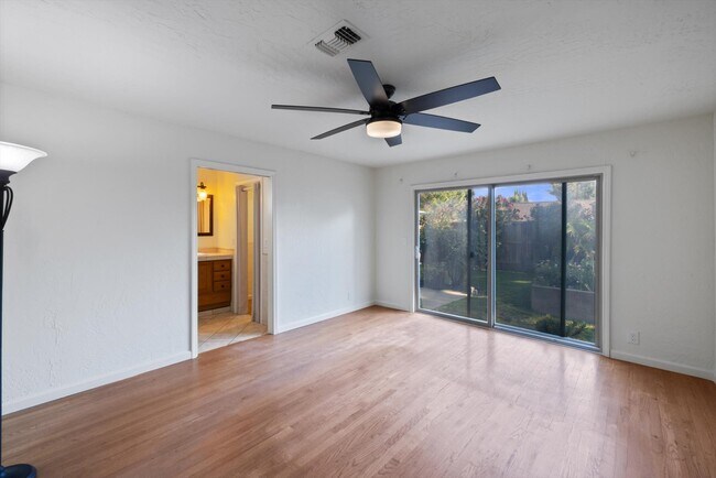 Building Photo - 618 Crestview Dr