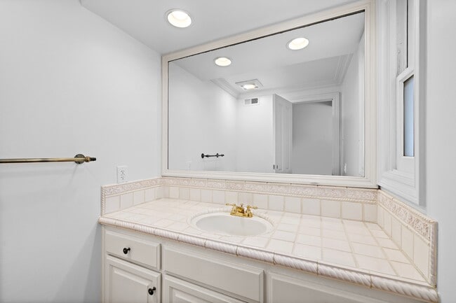 Building Photo - 2612 Lighthouse Ln