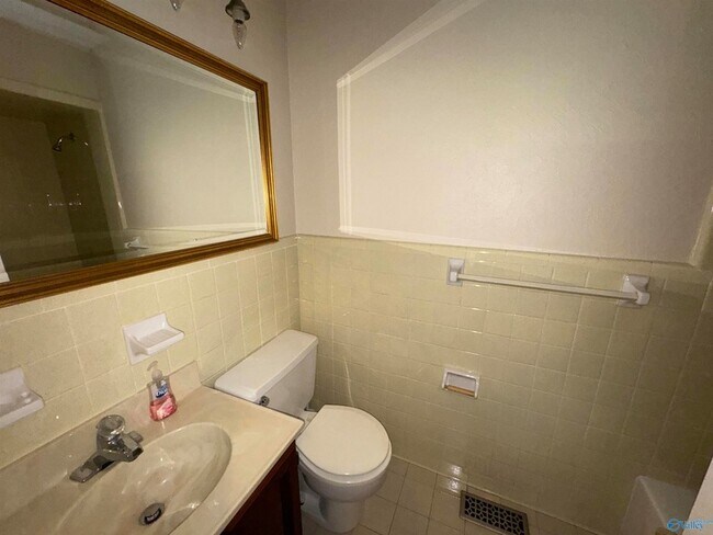 Building Photo - 816 Mira Vista Dr SE