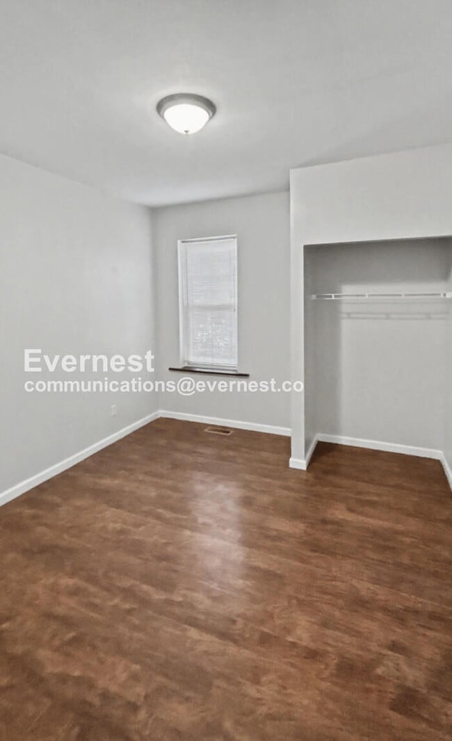 Building Photo - 3 Bed, 1 Bath Home with Fenced Yard / Available Soon!