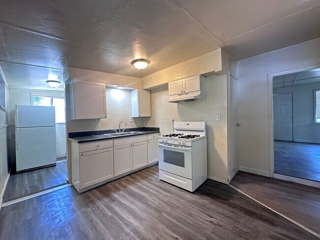 Building Photo - 2 Bedroom Home With A Spacious Yard