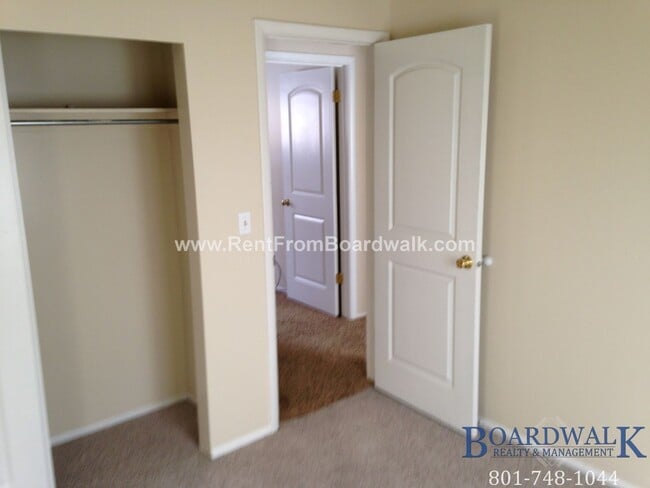 Building Photo - Great 5 Bed Now Available in Riverton