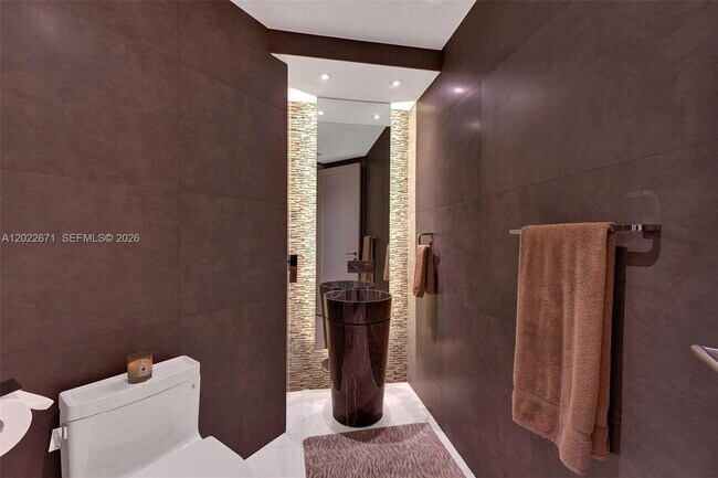 Building Photo - 16051 Collins Ave