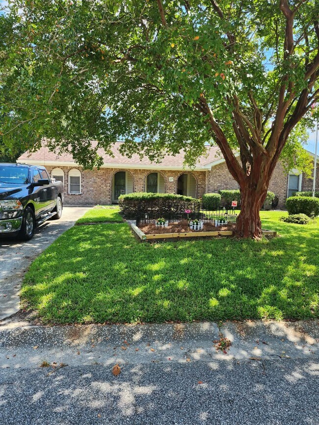 Building Photo - 209 Arrowhead Dr