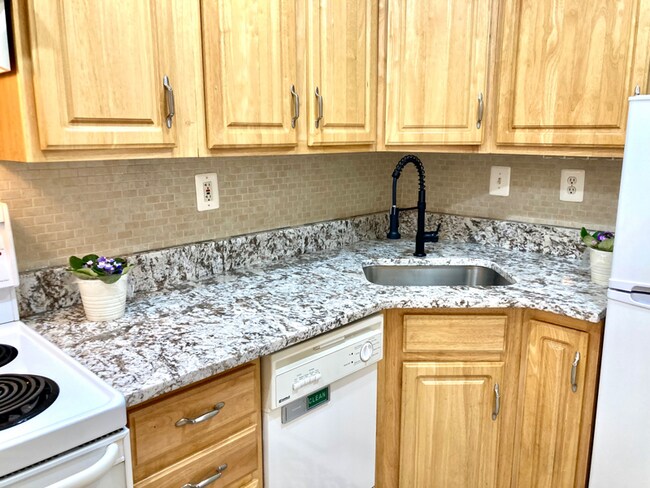 Building Photo - 902 I St SE