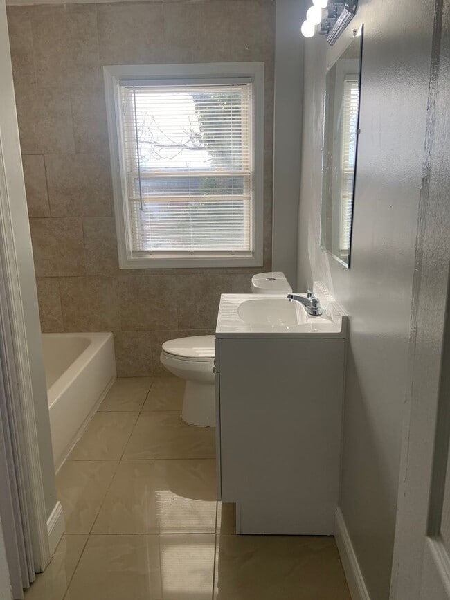 Building Photo - West Baltimore 4 Bedroom 1.5 Bathroom Town...