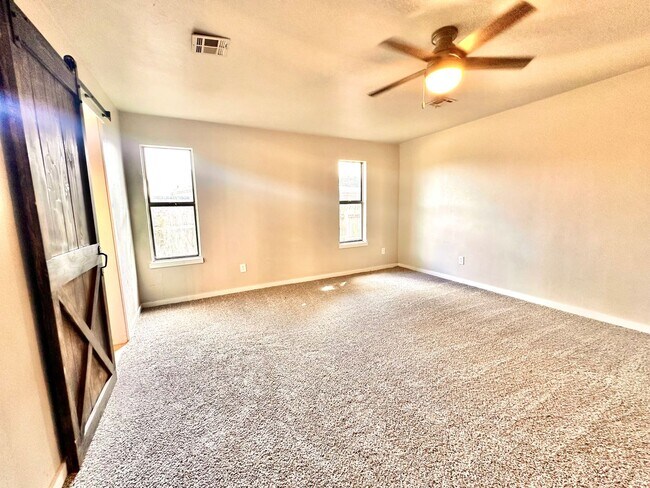 Building Photo - 4 Bed Spacious Midwest city House