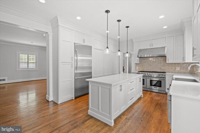 Building Photo - 4905 Dorset Ave