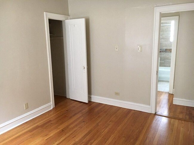 Building Photo - 2 bedroom in Chicago IL 60618