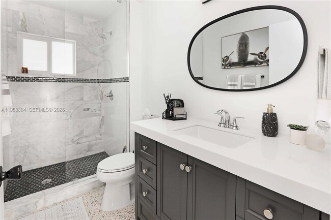 Building Photo - 930 N 11th Ct