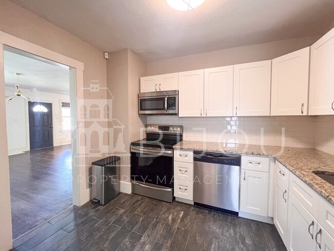 Building Photo - Downtown Bungalow with Large backyard
