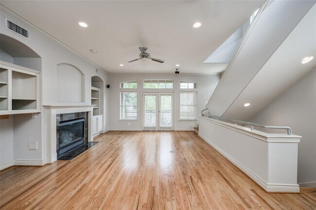 Building Photo - 315 Sandman St