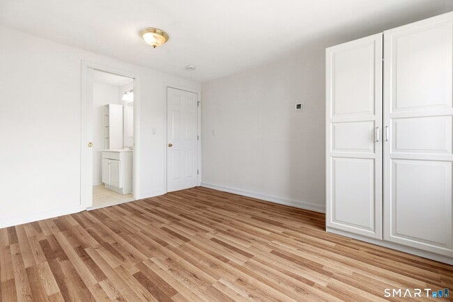 Building Photo - 100 Shorefront Park