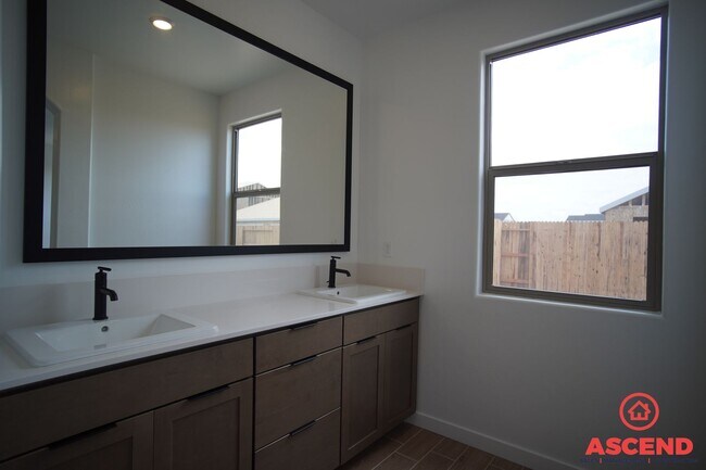 Building Photo - Stunning Home Off of Gosford and McCutchen!