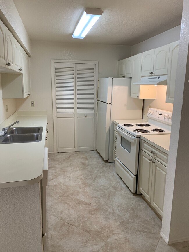 Building Photo - 2550 N Alafaya Trail