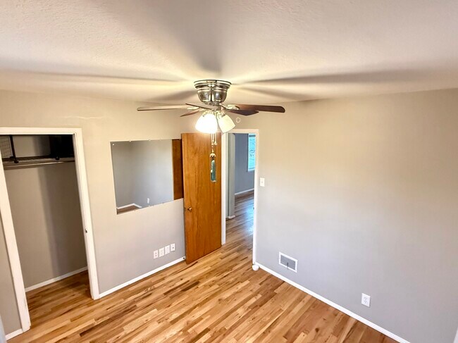 Building Photo - 843 Judson St