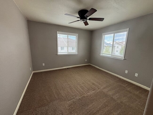 Building Photo - 4 Bedroom 3.5 Bath Townhome in Saddle Ridg...