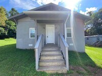 Building Photo - Adorable cottage in the heart of Rustburg!! 1 bed 1 bath!