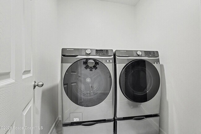 Building Photo - 543 Old Country Rd S E